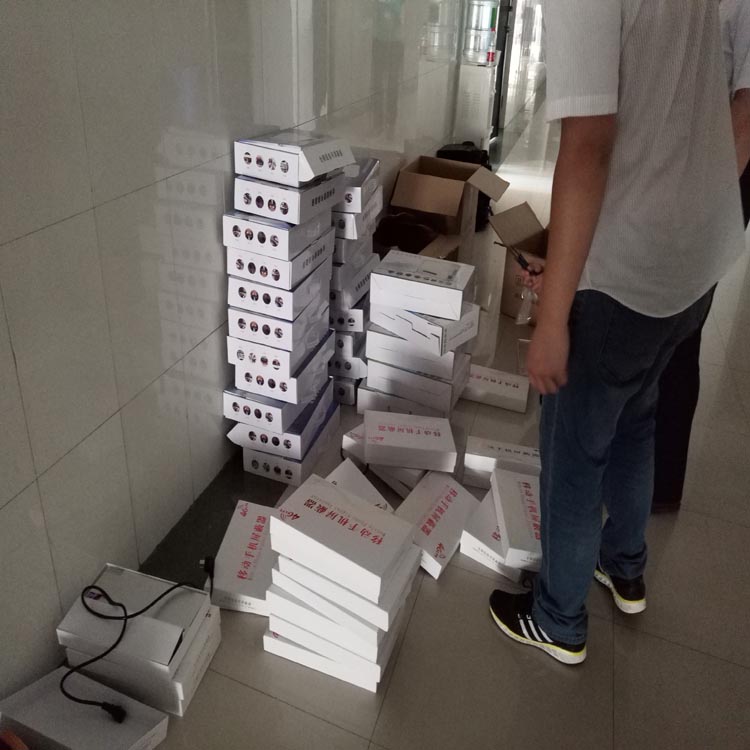 河南鄭州高校采購我達特迪品牌手機信號屏蔽器安裝現場。